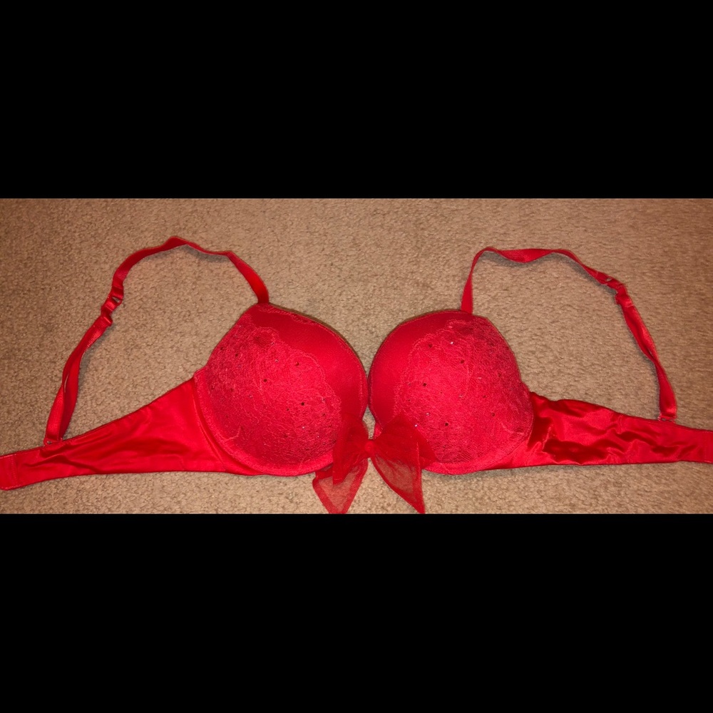 NWOT Victoria’s Secret Bombshell Plunge bra! ♥️
